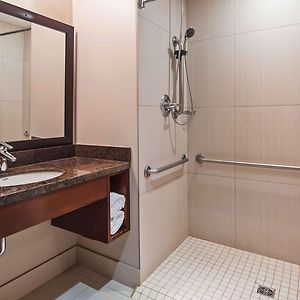 Habitación con Cama Queen Adaptada para Discapacitados